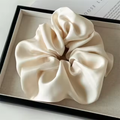 Força e Fé – Beige Sand Scrunchie